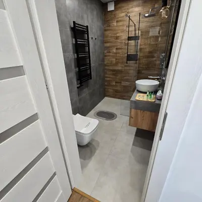 a bathroom with a toilet and a sink at Mieszkanie nad Jeziorem Rożnowskim in Rożnów