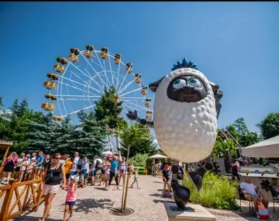 a group of people at an amusement park with a ferris wheel at Domek Pocieszna Podkowa in Rabka-Zdroj