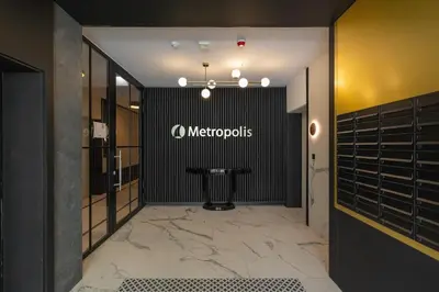 a dressing room with a metroocles sign on the wall at Klimatyzowany Apartament w Centrum Krakowa z Parkingiem i Biurkiem by Renters Prestige in Kraków