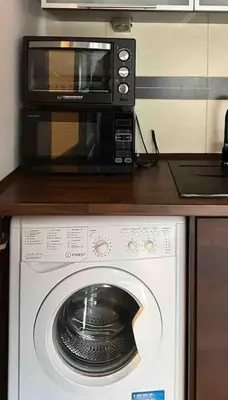 a microwave sitting on top of a washing machine at Old Town Apartments - B6A in Kraków