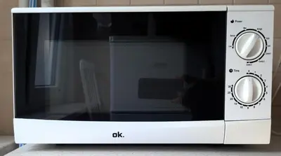 a microwave oven sitting on top of a counter at Apartament Sofia in Kraków