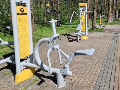 a row of exercise equipment in a park at Słoneczna Skarpa in Rabka-Zdroj