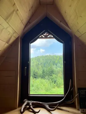 a bedroom with a bed in a wooden cabin at Górska Osada Śleboda in Zasadne