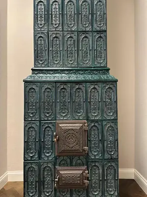 a large green metal gate in a room at Dom Gościnny Uniwersytetu Jagiellońskiego in Kraków