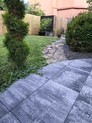 a concrete walkway in a yard next to a house at Dom na wsi w okolicy ENERGYLANDIA ZATOR in Łączany