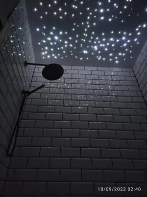 a room with a ceiling covered in stars at Casa Dobra in Dobra