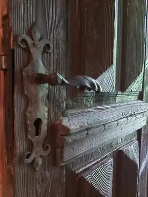 an old wooden door with a bird on it at Staruszka Chata in Sidzina