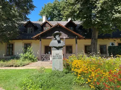 a statue of a woman in front of a house at Piekny,duzy loft 80 metrow blisko centrum in Kraków