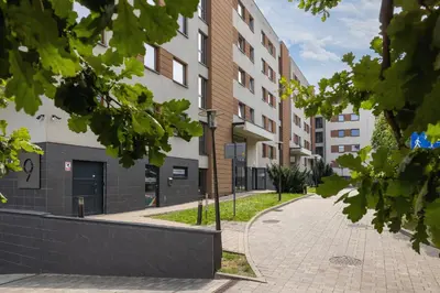 an empty street in front of a building at Apartament w Spokojnej Okolicy z Parkingiem by Noclegi Renters in Kraków