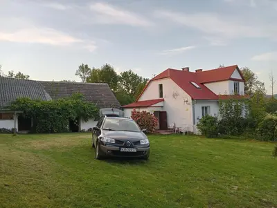 a car parked in a yard in front of a house at Dom w Beskidzie Wyspowym in Słopnice