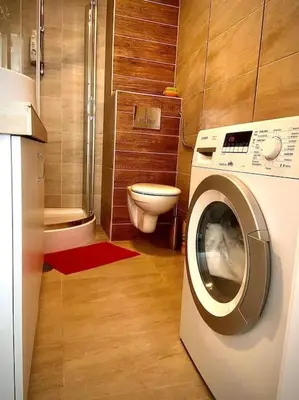 a bathroom with a washing machine and a toilet at Apartament Grzegórzecka centrum in Kraków