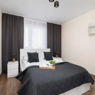 Przytulny Apartament z 3 sypialniami z Biurkiem do Pracy Zdalnej by Noclegi Renters