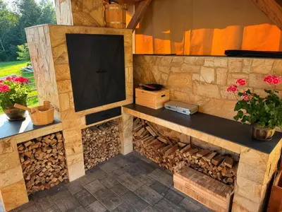 a room with a tv and a bunch of logs at Słoneczne Wzgórze w Kojszówce in Kojszówka