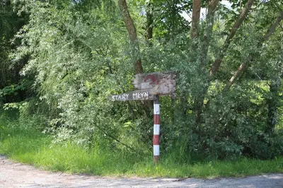 a street sign on the side of a road at Gospodarstwo Agroturystyczne Stary Młyn Wilczkowice in Michałowice