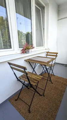 two chairs and a table in front of a window at Apartament Jabłko-Mięta w Tymbarku in Tymbark