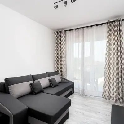 Gusta Cosy Apartment by BookingHost