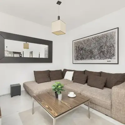 Przestronny Apartament w Krakowie z Biurkiem