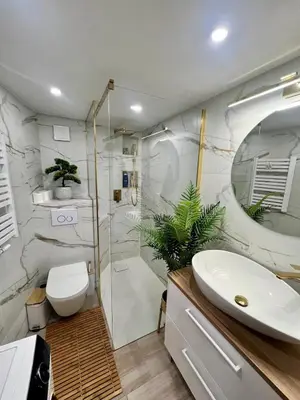 a bathroom with a shower and a toilet and a sink at Nowoczesny Apartament w Centrum Krakowa in Kraków