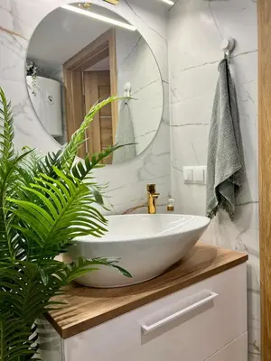 a bathroom with a white sink and a mirror at Nowoczesny Apartament w Centrum Krakowa in Kraków