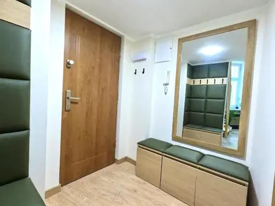 a dressing room with a mirror and a door at Nowoczesny Apartament w Centrum Krakowa in Kraków