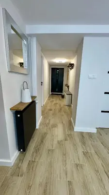 an empty hallway with wood flooring in a house at Apartamenty Oracka Przystań Solna 1 in Bochnia