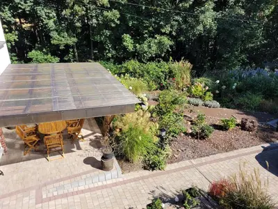a garden with a table and chairs and plants at Atrium Jerzmanowice in Jerzmanowice
