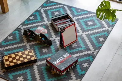 a toy train and a coke machine on a rug at Piotrowiczówka Osada w Szczyrzycu in Szczyrzyc