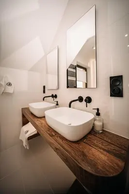 a bathroom with two sinks and a mirror at Jurajski Zakątek in Skała