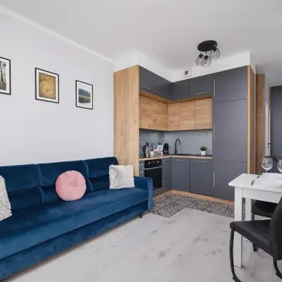 Przestronny Apartament z Balkonem by Noclegi Renters