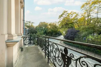 a balcony with a view of a river at Efektowny i Przestronny Apartament w Centrum Krakowa Blisko Rynku i Parku by Noclegi Renters in Kraków