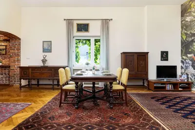 a dining room with a table and chairs at Efektowny i Przestronny Apartament w Centrum Krakowa Blisko Rynku i Parku by Noclegi Renters in Kraków