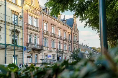 a large brick building on a city street at Efektowny i Przestronny Apartament w Centrum Krakowa Blisko Rynku i Parku by Noclegi Renters in Kraków