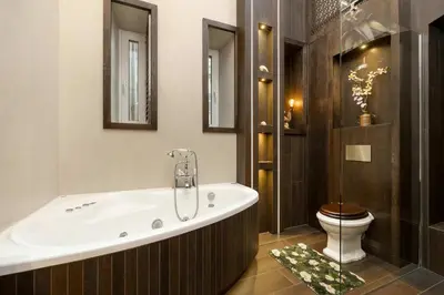 a bathroom with a tub and a toilet at Efektowny i Przestronny Apartament w Centrum Krakowa Blisko Rynku i Parku by Noclegi Renters in Kraków