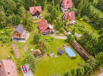 an aerial view of a house with a yard at Klimatyczny domek w górach in Sordelówka