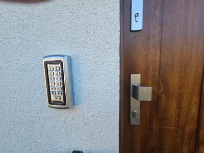 a remote control on a wall next to a door at Apart Bogi in Szczyglice