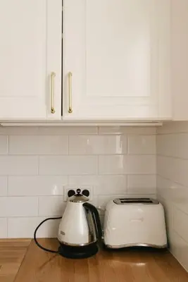 a toaster and toaster sitting on a kitchen counter at Stylowy Apartament Eden-Arena in Kraków