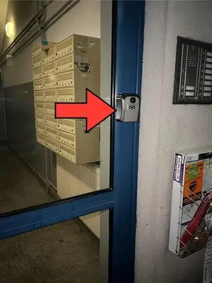an open door with a red arrow pointing at a window at Raciborska Loft in Kraków