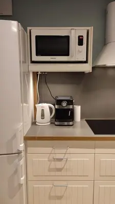 a microwave on top of a kitchen counter at Art Zwierzyniecka in Kraków