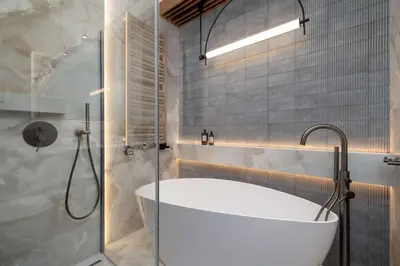 a bath tub in a bathroom with a shower at Klimatyzowany Apartament Blisko Parku w Krakowie z 3 Sypialniami, Wanną i Parkingiem by Renters Prestige in Kraków