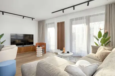 a living room with a couch and a tv at Klimatyzowany Apartament Blisko Parku w Krakowie z 3 Sypialniami, Wanną i Parkingiem by Renters Prestige in Kraków