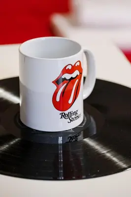 a coffee cup with the rolling stones tongue on it at Horizon Apartments - Dom Sapiehy in Kraków