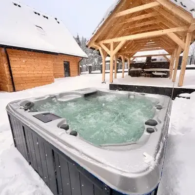 Dzika Dziura z jacuzzi