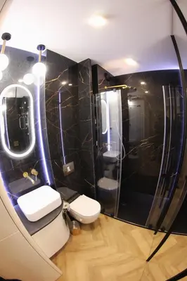 a bathroom with a toilet and a shower and a sink at Nenufar Cracow Garden Kraków Parter Free Darmowy Parking Ogród Netflix Klimatyzacja in Kraków
