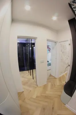 a room with white walls and wood floors and a mirror at Nenufar Cracow Garden Kraków Parter Free Darmowy Parking Ogród Netflix Klimatyzacja in Kraków