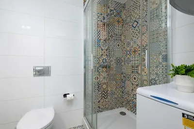 a bathroom with a toilet and a shower at Klimatyzowany Apartament z Dwiema Sypialniami w Centrum Krakowa Blisko Rynku i Parku by Noclegi Renters in Kraków