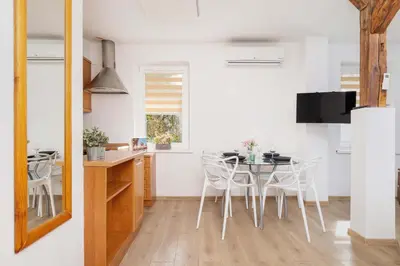 a kitchen and dining room with a table and chairs at Klimatyzowany Apartament z Dwiema Sypialniami w Centrum Krakowa Blisko Rynku i Parku by Noclegi Renters in Kraków