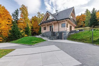 a large wooden house with a driveway at Zielone Wzgórze in Sidzina