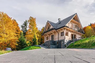 a house on top of a hill with a driveway at Zielone Wzgórze in Sidzina