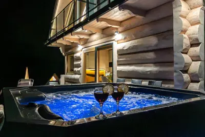 two glasses of wine sitting in a hot tub at Zielone Wzgórze in Sidzina