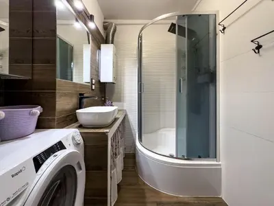 a bathroom with a washing machine and a sink at Apartament nieopodal Centrum Nauki Cogiteon in Kraków